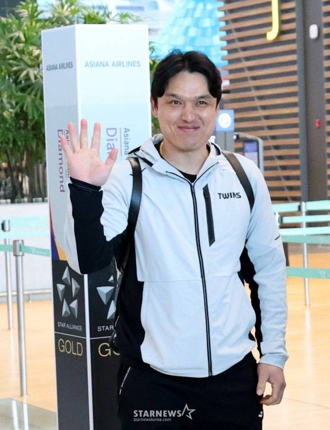 LG 포수 박동원이 22일 인천공항을 통해 LG트윈스 전지훈련지인 미국으로 출국하기 전 미소 짓고 있다. /사진=강영조 선임기자