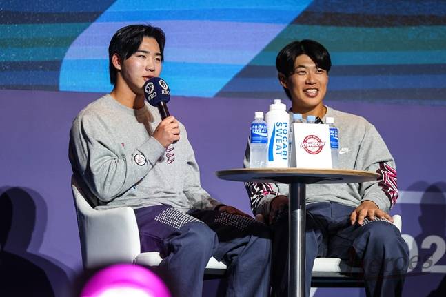 2025시즌 개막을 앞두고 미디어데이에 함께 나섰던 이주형(왼쪽)과 송성문. /사진=키움 히어로즈