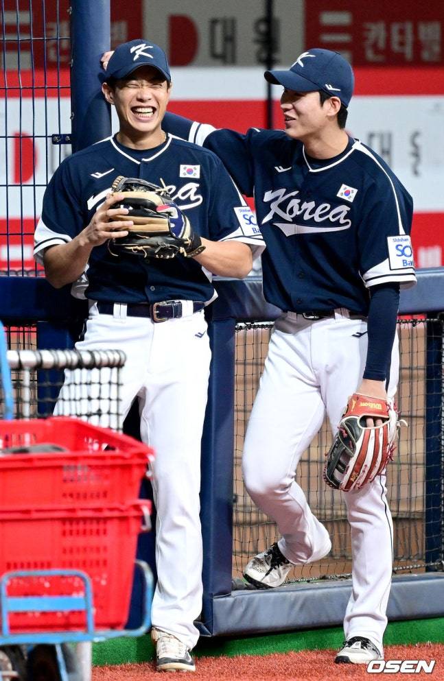 2024년 12월 나란히 국가대표팀 유니폼을 입은 송성문(왼쪽)과 이주형.