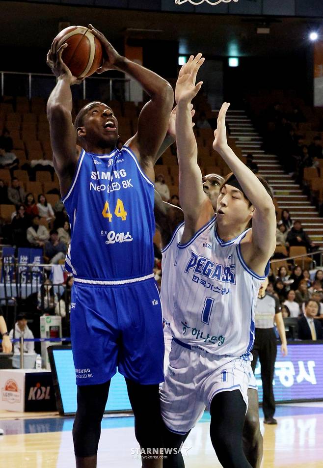 [B하인드★] '삼성 vs 가스공사' 치열한 탈꼴찌 배틀, 마줄스 국대 감독은 매의 눈으로 지켜봤다