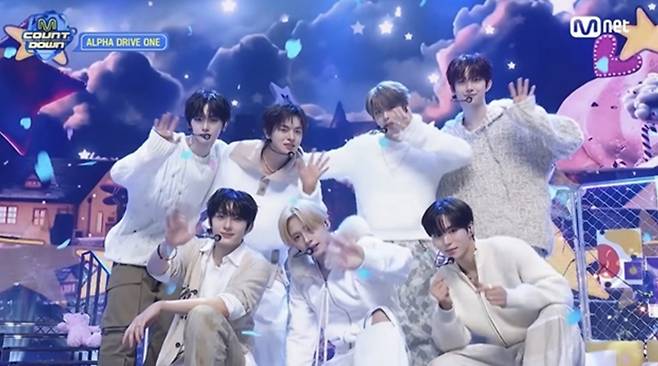 알파드라이브원, '엠카' 빛낸 원팀 파워..수록곡 'Cinnamon Shake' 음악방송 최초 공개