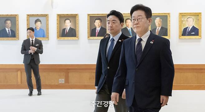 이재명 대통령이 지난 22일 청와대 본관에서 열린 수석보좌관회의에 강훈식 비서실장과 함께 참석하고 있다. 청와대사진기자단