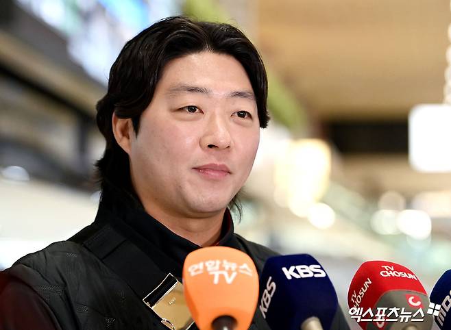 KIA 타이거즈가 23일 오후 일본 아마미오시마에서 진행되는 스프링캠프를 위해 김포국제공항을 통해 일본으로 출국했다.  김범수가 출국 전 인터뷰를 하고 있다. 김포공항, 고아라 기자