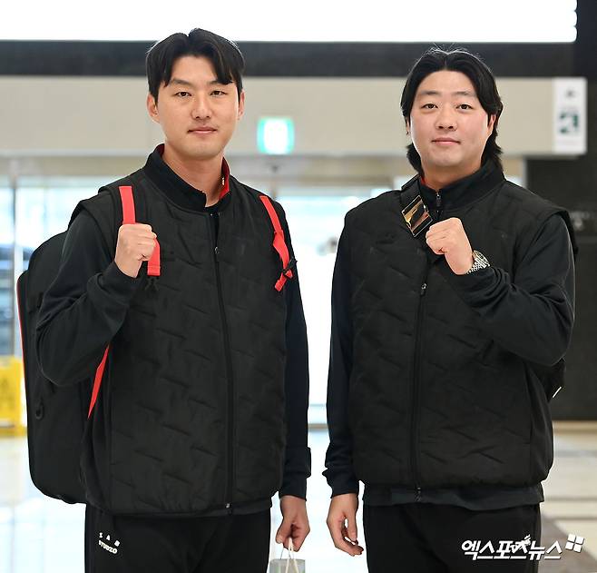 KIA 타이거즈가 23일 오후 일본 아마미오시마에서 진행되는 스프링캠프를 위해 김포국제공항을 통해 일본으로 출국했다.  홍건희, 김범수가 출국장으로 향하고 있다. 김포공항, 고아라 기자