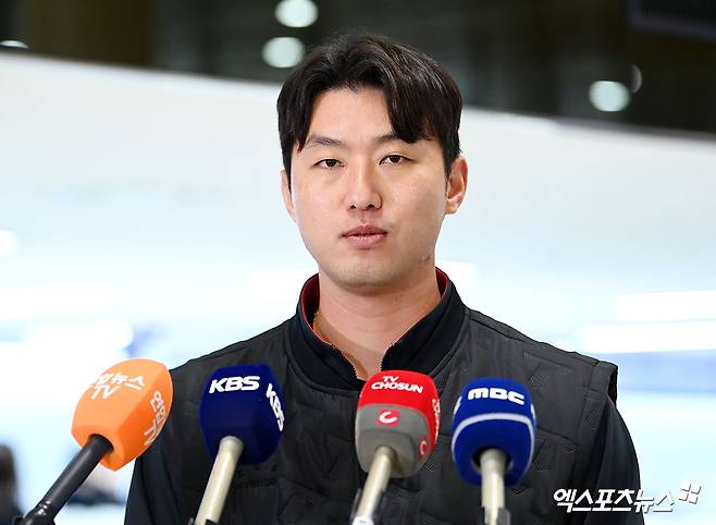 '15억 포기→KIA행' 홍건희 직접 밝혔다…돈 욕심 NO, 계약 기간 욕심 있었다 [김포공항 인터뷰]