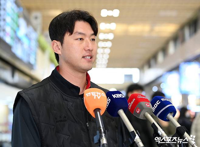 KIA 타이거즈가 23일 오후 일본 아마미오시마에서 진행되는 스프링캠프를 위해 김포국제공항을 통해 일본으로 출국했다. 홍건희가 출국 전 인터뷰를 하고 있다. 김포공항, 고아라 기자