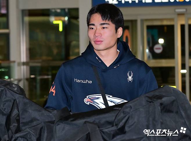 2026시즌 스프링캠프 훈련에 나서는 한화 이글스 선수단이 23일 오전 인천국제공항을 통해 호주 멜버른으로 출국했다.  출국장으로 향하는 한화 오재원. 인천공항, 김한준 기자