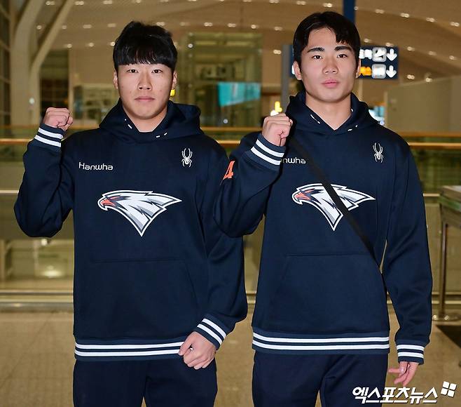 2026시즌 스프링캠프 훈련에 나서는 한화 이글스 선수단이 23일 오전 인천국제공항을 통해 호주 멜버른으로 출국했다.  출국 전 포즈취하는 한화 최유빈 오재원. 인천공항, 김한준 기자