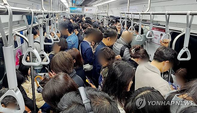 서울 시내버스 파업, 지하철은 북새통 [연합뉴스 자료사진]