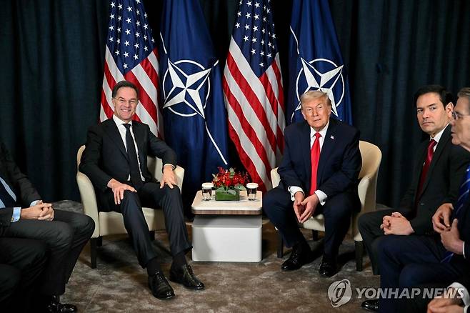 뤼터 총장과 트럼프 대통령 (다보스 AFP=연합뉴스) 2026년 1월 21일 스위스 다보스에서 마르크 뤼터(왼쪽) 나토 사무총장과 도널드 트럼프(가운데 오른쪽) 대통령이 회담하고 있다. 트럼프 대통령의 옆에는 마코 루비오(오른쪽에서 2번째) 미국 국무부 장관이 앉아 있다. (Photo by Mandel NGAN / AFP) 2026.1.23.