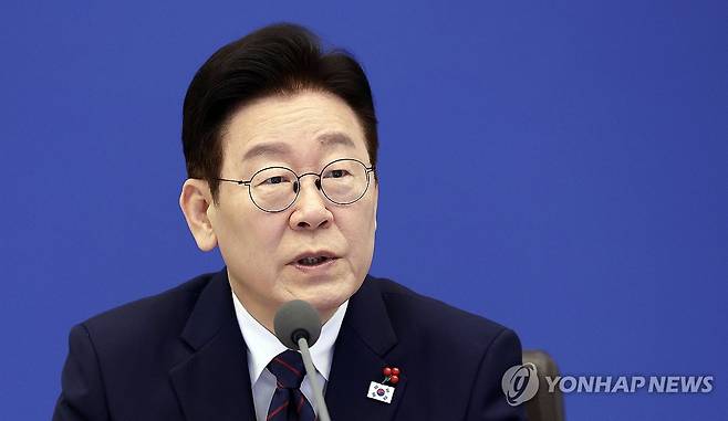 이재명 대통령, 수석보좌관회의 발언 (서울=연합뉴스) 한상균 기자 = 이재명 대통령이 22일 청와대에서 열린 수석보좌관회의에서 발언하고 있다. 2026.1.22 xyz@yna.co.kr