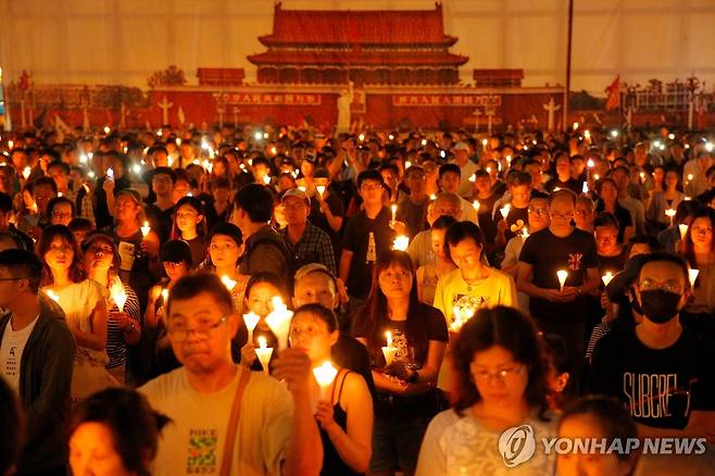 2019년 6.월4일 홍콩 빅토리아파크에서 열린 톈안먼 시위 추모 집회 [AP 연합뉴스 자료사진. 재판매 및 DB금지]