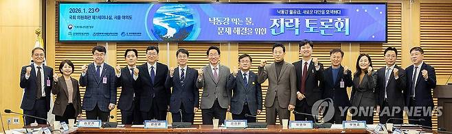 낙동강 맑은 물 공급 전략 토론회 (서울=연합뉴스) 김성환 기후에너지환경부 장관이 23일 서울 여의도 국회 의원회관에서 열린 낙동강 맑은 물 공급 전략 토론회 시작에 앞서 김정기 대구시장 권한대행, 김상훈 국회의원, 유영하 국회의원, 우재준 국회의원과 기념 촬영하고 있다. 2026.1.23 [기후에너지환경부 제공. 재판매 및 DB 금지] photo@yna.co.kr