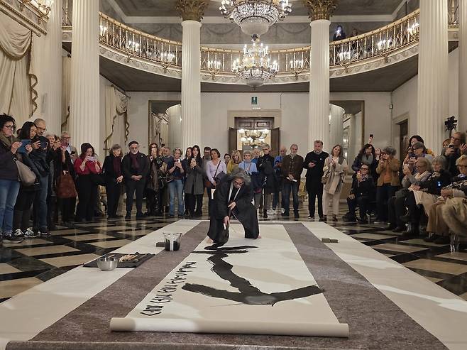 이탈리아 코레르박물관서 서예전 퍼포먼스하는 강 서예가  지난해 12월 이탈리아의 대표적인 도시 베네치아에 있는 코레르박물관에서 열린 '한글 서예작품전' 개막식에서 퍼포먼스를 하는 강병인 서예가. [본인 제공]