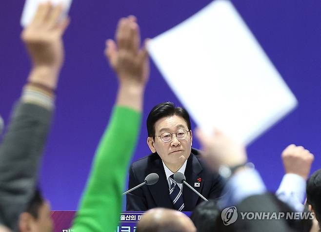 발언권 요청을 받는 이재명 대통령 (울산=연합뉴스) 한상균 기자 = 이재명 대통령이 23일 울산전시컨벤션센터에서 열린 '울산의 마음을 듣다' 타운홀미팅 간담회에서 참석자들로부터 발언권 요청을 받고 있다. 2026.1.23 xyz@yna.co.kr