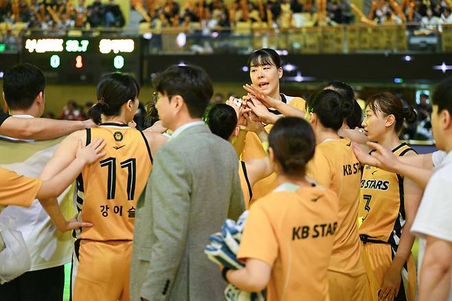 여자농구 KB, BNK 27점 차로 완파하고 단독 2위…강이슬 31점