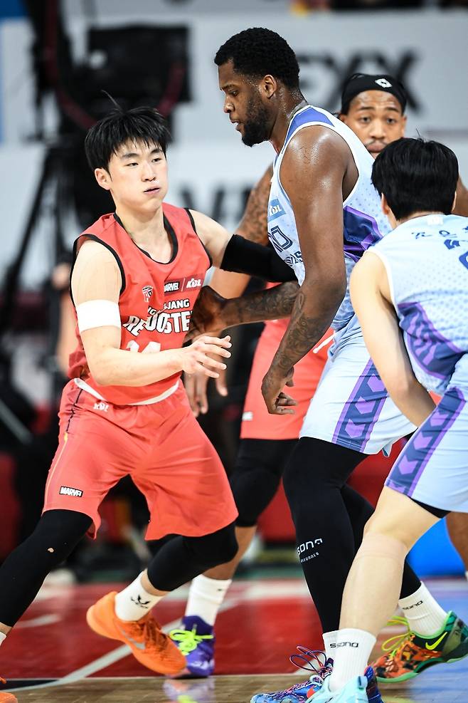 수비하는 문유현(왼쪽) [KBL 제공. 재판매 및 DB 금지]