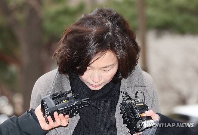 김경 시의원, 경찰 출석 (서울=연합뉴스) 이진욱 기자 = 무소속(전 더불어민주당) 강선우 의원에게 '공천헌금' 1억원을 전달한 혐의를 받는 김경 서울시의원이 피의자 신분으로 조사를 받기 위해 18일 서울경찰청 공공범죄수사대로 출석하면서 인사하고 있다. 2026.1.18 cityboy@yna.co.kr