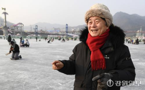 ◇화천산천어축제를 17년 연속 밀리언 페스티벌로 이끈 최문순 화천군수가 24일 “산천어축제는 화천군민의 자부심”이라며 “화천의 얼지 않는 인정, 녹지 않는 겨울추억을 세계인에게 선사하겠다”고 밝혔다.