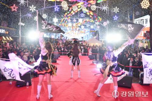 ◇축제 기간에는 매주 토요일마다 선등거리 페스티벌이 열려 관광객에게 또다른 볼거리를 선사하고 있다.