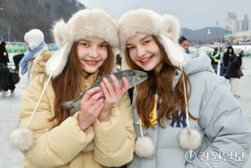 ◇산천어축제장을 찾은 동남아시아 관광객들이 얼음낚시를 즐기고 있다.