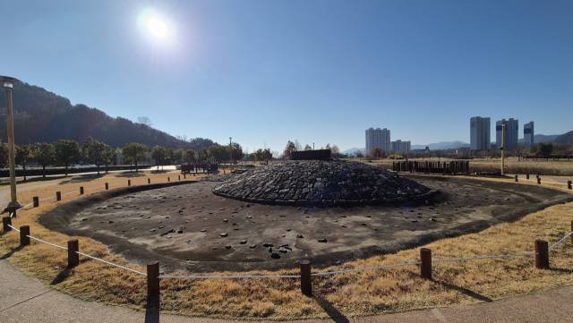 선사시대 지석묘와 고인돌이 보존돼 있는 창원진동리유적지. 공원으로 조성된 후 과거가 현재와 공존하는 공간으로 바뀌었다. 사진은 규모가 가장 큰 ‘고인돌 A군’./김홍섭 작가/