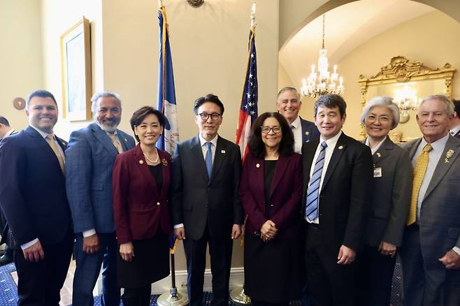 김민석 국무총리가 미국 방문 첫째날인 22일 워싱턴 D.C에서 美 하원의원 주요 인사와 만나 기념촬영을 하고 있다.(사진제공=총리실)