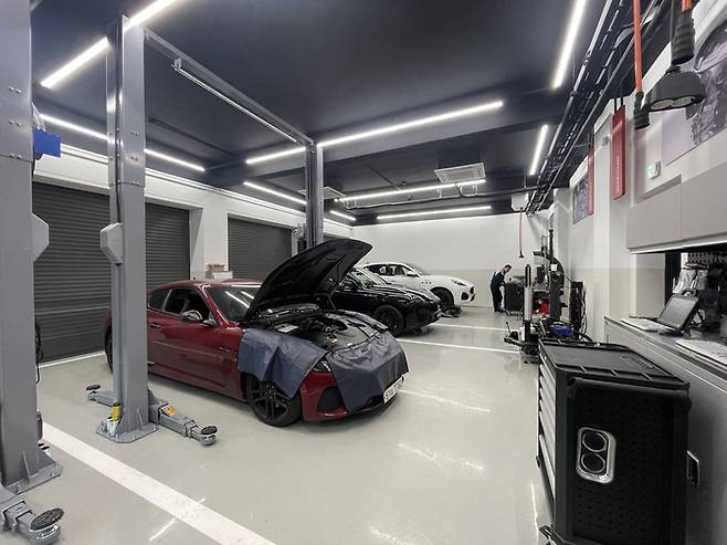 마세라티 판교 서비스센터 1층에 위치한 차량 정비고. 사진=박지성 기자