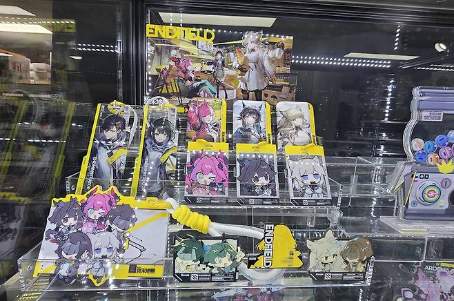 대기 장소 앞에서 굿즈들을 미리 볼 수 있다. (사진= 문원빈 기자)