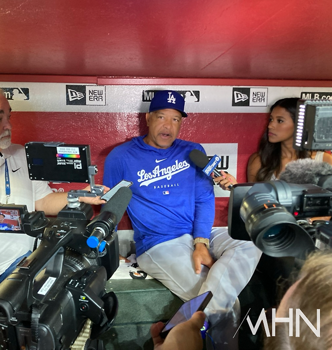 (로버츠 감독이 경기 전 더그아웃에서 미디어 인터뷰를 하고 있다)