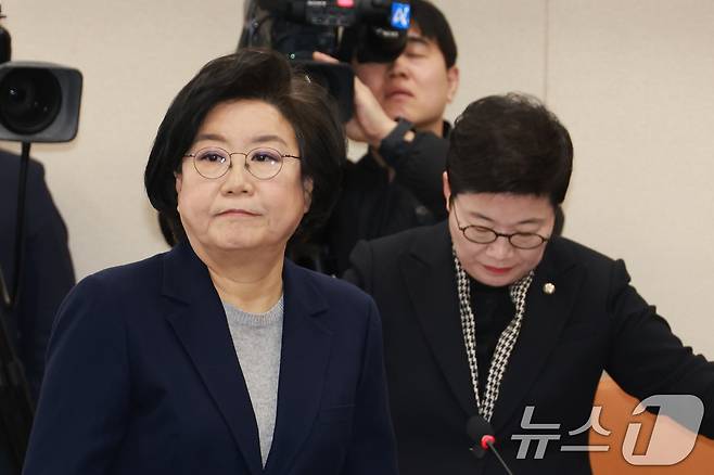 이혜훈 기획예산처 장관 후보자가 23일 서울 여의도 국회에서 열린 인사청문회에 출석해 임이자 재정경제기획위원장에게 선서문을 전달한 후 자리로 이동하고 있다. 2026.1.23/뉴스1 ⓒ News1 국회사진기자단