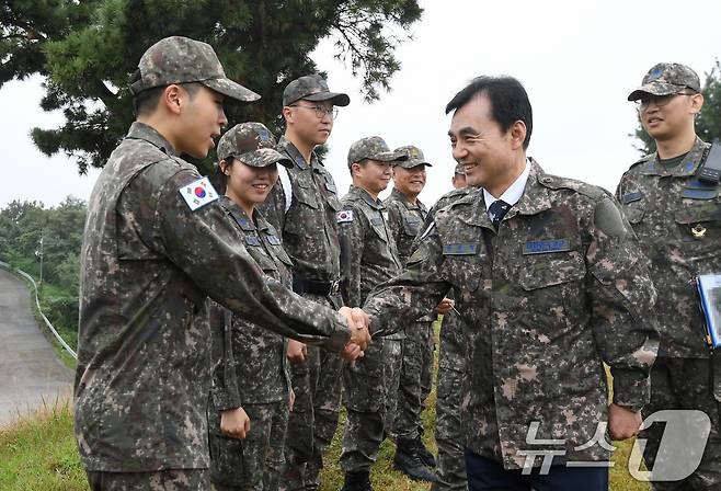안규백 국방부 장관이 수도권 패트리어트 포대를 방문해 장병들을 격려하고 있다. (국방부 제공. 재판매 및 DB 금지) 2025.10.4/뉴스1