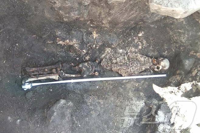 (평양 노동신문=뉴스1) = 북한 노동당 기관지 노동신문은 24일 김일성종합대학 역사학부 연구집단이 백두산 일대 역사유적 조사·발굴 사업을 심화시켰다고 보도했다. 이들은 러시아 노보시비르스크 국립종합대학과 공동으로 유골들에 방사성 탄소연대 측정을 진행해 무덤 주인들이 대체로 19세기 중엽에서 19세기 사람들이라는 것을 입증했다고 신문은 전했다. [국내에서만 사용가능. 재배포 금지. DB 금지. For Use Only in the Republic of Korea. Redistribution Prohibited] rodongphoto@news1.kr