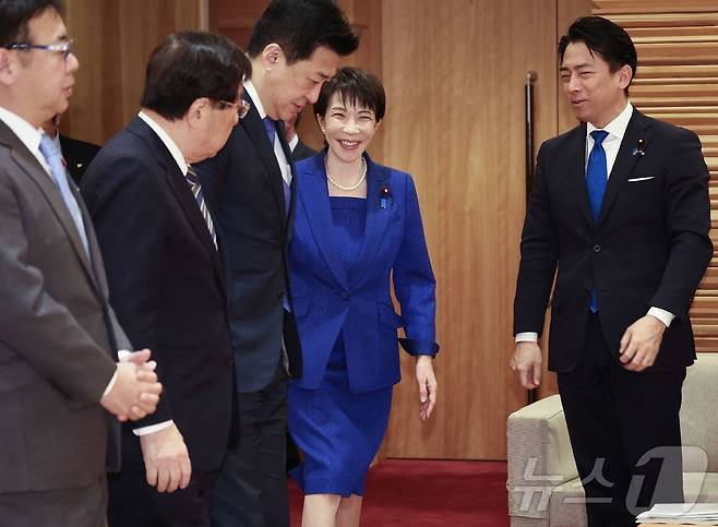 23일 다카이치 사나에 일본 총리가 도쿄 총리관저에서 각료회의에 참석하기 위해 회의실에 입장하고 있다. 2026.01.23 ⓒ AFP=뉴스1 ⓒ News1 김지완 기자