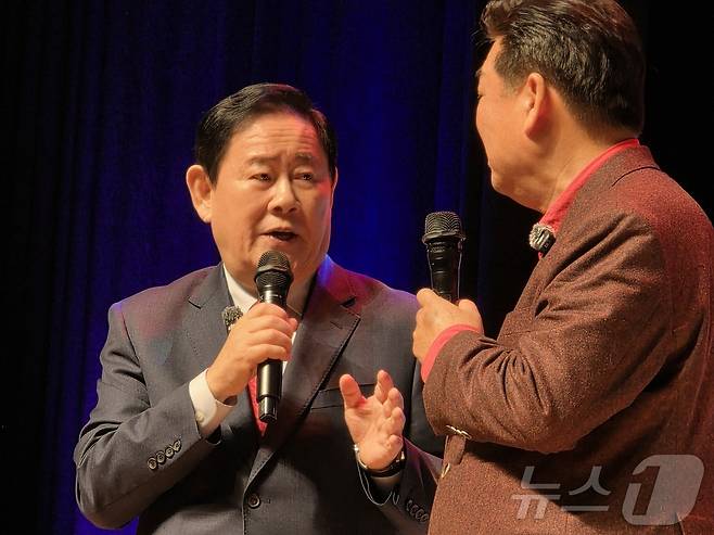 최경환 전 경제부총리 겸 기획재정부 장관이 24일 오후 경북 경산시에서 열린 자신의 출판기념회에서 유튜버 채널 운영자이자 시사평론가인 고성국 씨와 북토크를 하고 있다.2026.1.24/뉴스1 ⓒ News1 정우용 기자