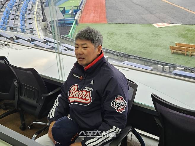 두산 김원형 감독이 15일 서울 잠실구장에서 열린 창단기념식 후 취재진 인터뷰에 응하고 있다. 잠실 | 강윤식 기자 skywalker@sportsseoul.com