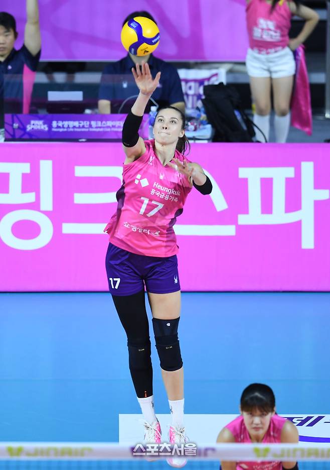 흥국생명 레베카가 20일 인천 삼산월드체육관에서 열린 2025~2026 V-리그 GS칼텍스와 경기에서 서브를 넣고 있다.  2025. 11. 20. 삼산 | 최승섭기자 thunder@sportsseoul.com