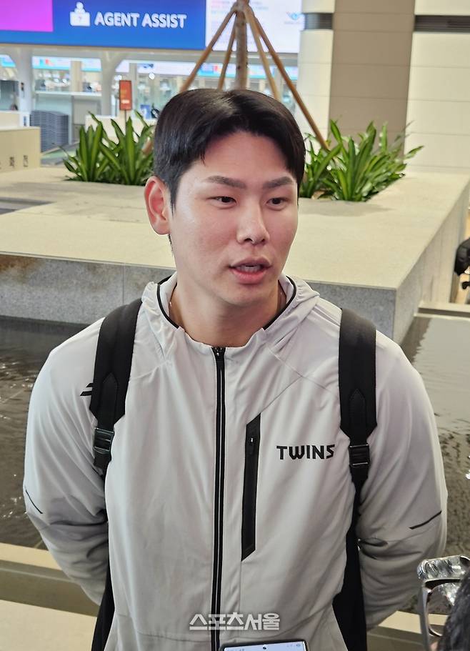 홍창기가 22일 인천국제공항에서 스프링캠프 출국 전 취재진 인터뷰에 응하고 있다. 인천공항 | 강윤식 기자 skywalker@sportsseoul.com
