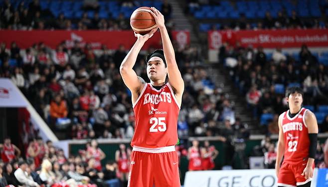 SK 톨렌티노가 24일 서울 잠실학생체육관에서 열린 2025~2026 LG전자 프로농구 한국가스공사전에서 슛을 시도하고 있다. 사진 | KBL
