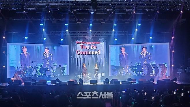 ‘2026 환희 콘서트 [Two Be Continued] in 서울’  플라이투더스카이 멤버 브라이언과 함께한 무대 모습.  사진ㅣ임재청 기자
