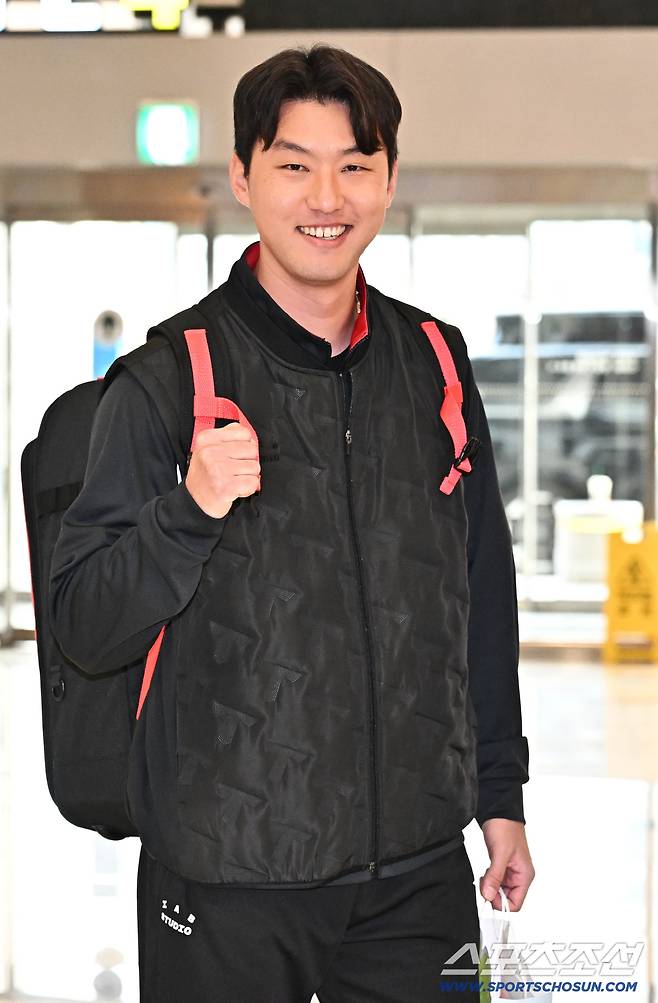 23일 오후 KIA 타이거즈 선수단이 김포공항을 통해 전지훈련이 열리는 일본으로 출국했다. 포즈를 취하고 있는 KIA 홍건희. 김포공항=송정헌 기자songs@sportschosun.com/2026.01.23/
