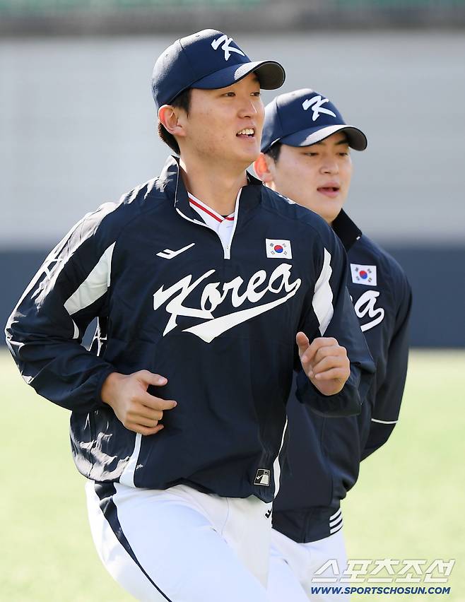 야구 국가대표팀이 2일 오후 경기도 고양 야구대표팀 훈련장에서 첫 훈련을 시작했다. 김건우가 몸을 풀고 있다. 고양=정재근 기자 cjg@sportschosun.com/2025.11.2/