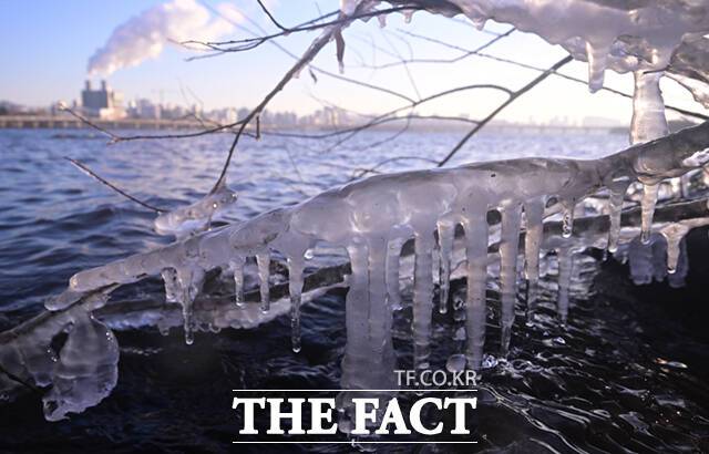 전국적으로 한파특보가 이어지는 가운데 21일 서울 여의도 한강변에 얼음이 얼어있다. /이새롬 기자