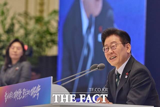 이재명 대통령은 21일 신년기자회견에서 "한반도 비핵화를 하는게 이상적이지만 북한이 핵을 포기하겠나"라며 "엄연한 현실과 바람직한 이상 두 가지는 쉽게 공존하기 어렵다"고 밝혔다. /청와대