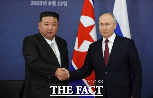 러시아가 우크라이나에 있는 모든 포로들의 일괄 교환을 요구하면, 북한군 포로들도 러우 협상 테이블에 오를 가능성을 배제하기 어렵다는 관측이 나온다. 사진은 2023년 9월 13일(현지시간) 김정은 북한 국무위원장(왼쪽)과 블라디미르 푸틴 러시아 대통령이 만난 모습. /뉴시스