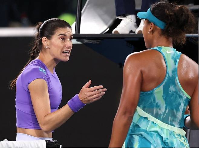 경기 후 오사카의 비매너에 항의하는 크르스테아(왼쪽)