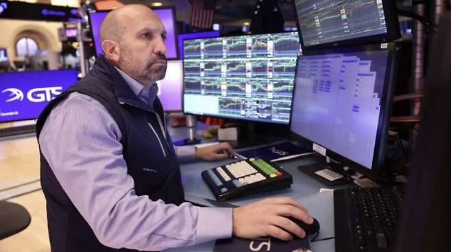 뉴욕증권거래소(NYSE)에서 한 트래이더가 업무를 하고 있다.