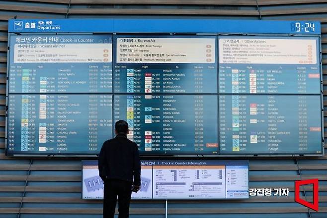 14일 인천공항 2터미널 전광판에 안내문이 나오고 있다. 2026.1.14 강진형 기자