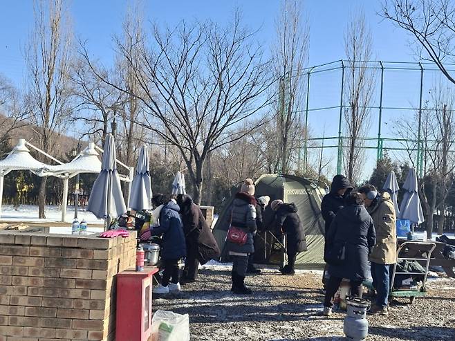 아침 최저 –18도 강추위…대기건조 ‘불조심’[내일날씨]= 일요일인 내일(25일) 날씨는 전국이 대체로 맑다가 늦은 오후부터 구름 많아지겠으나, 전라권과 제주도는 가끔 구름 많겠다. 아침 최저기온은 -18~-2℃, 낮 최고기온은 –6~5℃가 되겠다. 중부지방을 중심으로 아침 기온이 -10도 안팎으로 낮아 한파가 지속되겠다. ⓒbnt뉴스: 오늘날씨, 내일날씨, 주간날씨 예보&nbsp;