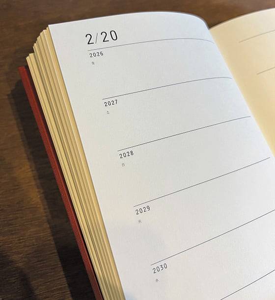 10년 다이어리 내지. 한 날짜에 10개년이 있다. /밤의서점